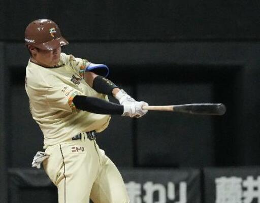 　５回日本ハム２死、吉田が左越えに本塁打を放つ＝エスコンフィールド