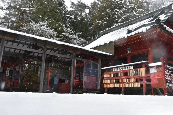 雪化粧した日光二荒山神社中宮祠の境内＝６日午前１１時４５分、日光市中宮祠