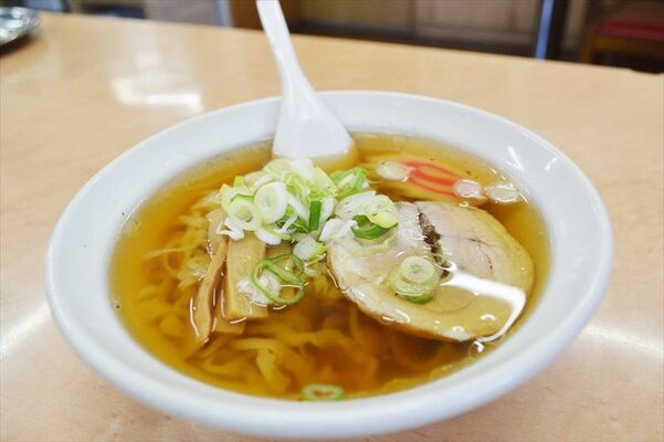 しょうゆベースのスープにちぢれ麺が特徴のスタンダードな佐野らーめん