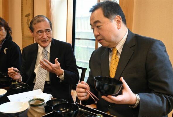 お殿様料理を食べ歓談する徳川さん（右）と鳥居さん