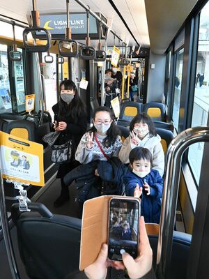 見学会で記念撮影する家族連れら