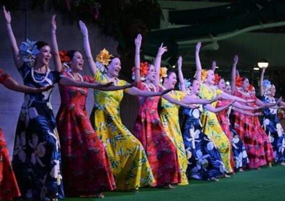 　「きずなキャラバン」の復活公演を披露するフラガールＯＧ＝１８日午後、福島県いわき市のスパリゾートハワイアンズ