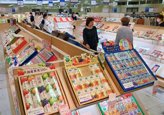 お中元大ギフトセンターにずらりと並んだ商品＝22日午後２時45分、宇都宮市宮園町