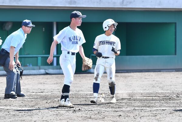 ４回、宇都宮・仁井の２点適時二塁打で一走・大金が４点目の生還（右）＝真岡ハイトラ運動公園市民球場