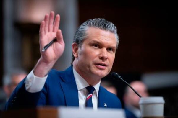 　米上院軍事委員会の公聴会で発言するヘグセス国防長官＝４月３０日、ワシントン（ＡＰ＝共同）