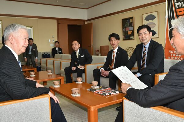 福田知事に今季の活動報告をするバックスのセルジオ社長ら（左端）ら＝県庁