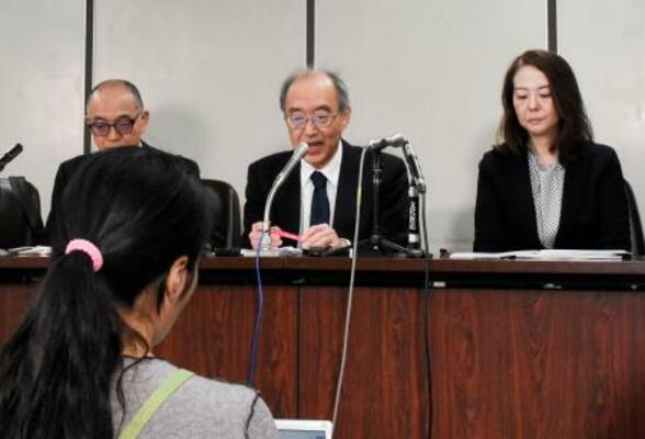 　記者会見する研究チームの松井豊筑波大名誉教授（中央）ら＝１０日午後、東京・霞が関の司法記者クラブ
