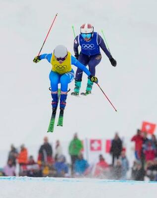 　女子スキークロス１回戦　滑走する中西凜（右）＝リビーニョ（共同）