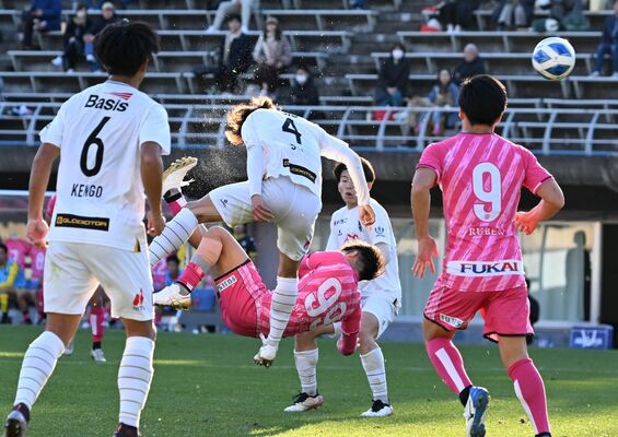 後半40分、オーバーヘッドで１点を返す栃木シティの平岡（中央）＝県グリーンスタジアム