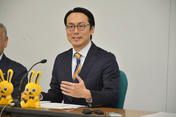 記者会見に臨む寺田氏＝20日午前、県庁