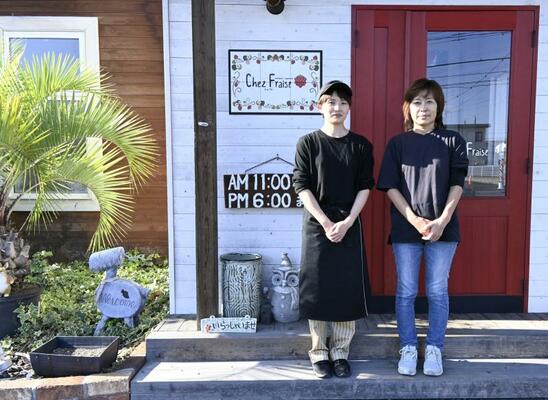 店の前に立つ菊地さん（左）と篠原さん