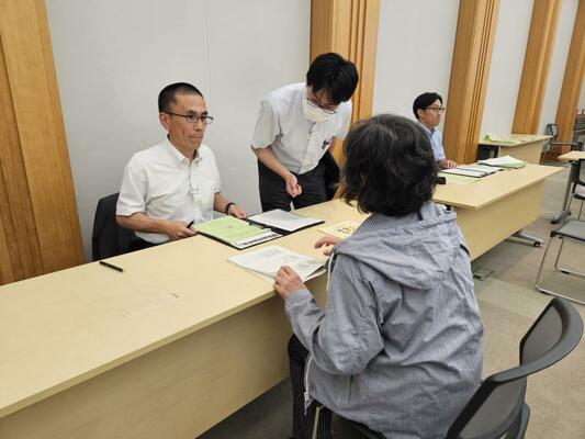 学校での仕事について相談者（手前）の質問に答える県教委の職員＝７日午後、県庁