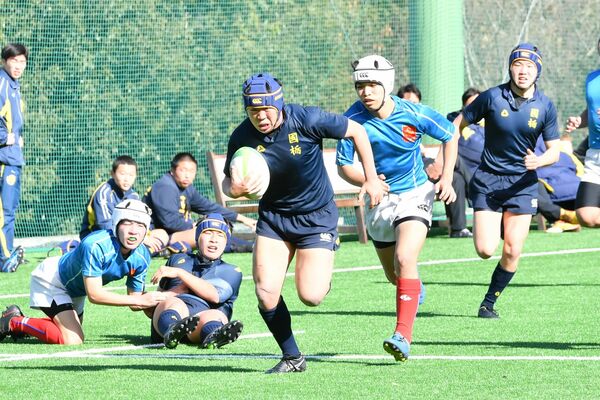 前半20分、国学栃木のＣＴＢ小林（中央）が敵陣を突破しトライを決める＝国学栃木高ラグビー場