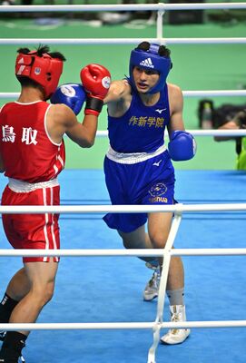 ボクシング男子ミドル級決勝　２回、作新のシルバ（右）が右ストレートを打ち込む＝北ガスアリーナ札幌46