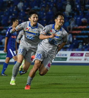 後半22分、勝ち越しのミドルシュートを決める栃木ＳＣのＭＦ福森（右）＝ケーズデンキスタジアム水戸