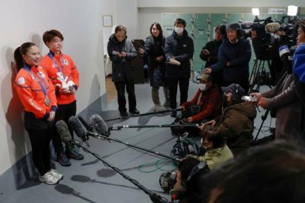 　取材に応じるフィギュアスケート団体で銀メダルを獲得した、アイスダンスの吉田唄菜（左）と森田真沙也＝京都府宇治市