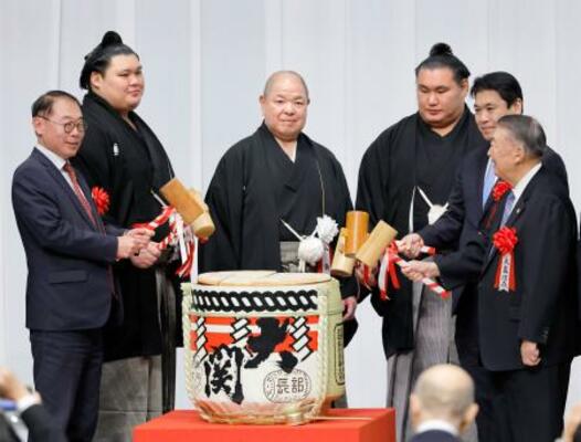 　日本相撲協会の財団法人設立１００周年記念式典で鏡開きをする八角理事長（左から３人目）ら＝２３日、東京都墨田区の両国国技館