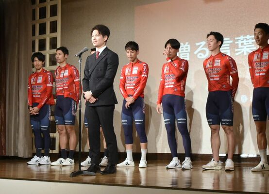 シーズンエンドパーティーで、ファンに向け来季の躍進を誓うブリッツェンの西村監督＝２日、宇都宮市内