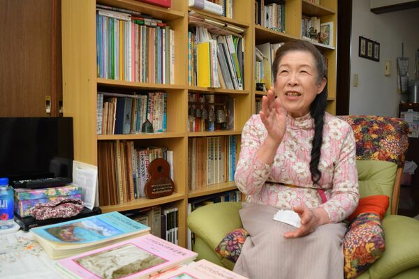 川島さんとの思い出を語る佐藤さん＝５月下旬、那須塩原市