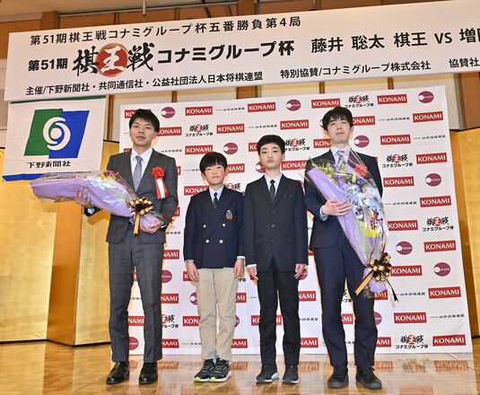 藤井棋王と増田八段、ファンら前に決意　将棋の棋王戦、第４局前夜祭