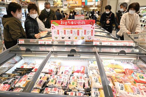 おせちの食材を品定めする買い物客＝29日午後１時20分、宇都宮市インターパーク６丁目