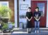 店の前に立つ菊地さん（左）と篠原さん