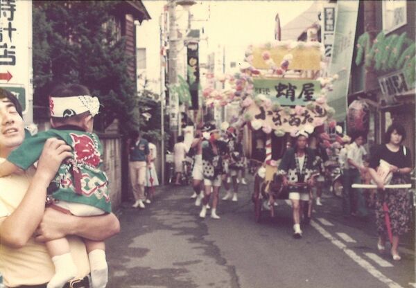 １９８０年ごろのみつわ通り。須賀神社の祇園祭のおはやしが通る
