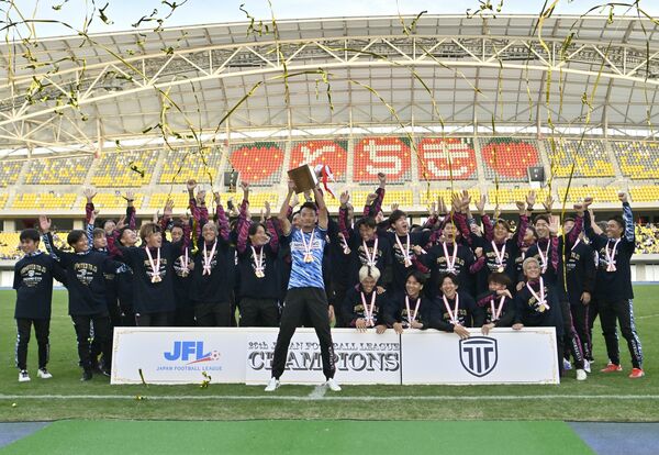 JFL優勝とJ3昇格を果たし、セレモニーで歓喜する栃木シティの選手ら=17日午後3時35分、カンセキスタジアムとちぎ、杉浦崇仁撮影