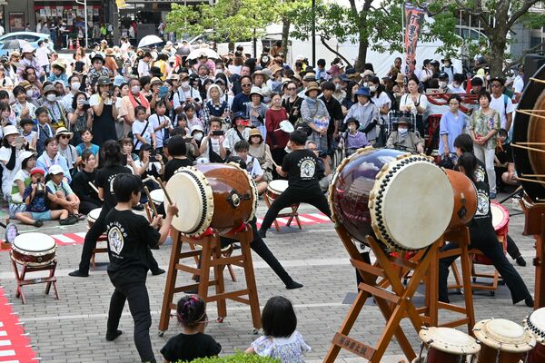 和太鼓演奏の観客らでにぎわうバンバ市民広場