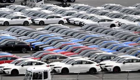 　横浜港で船積みを待つ自動車＝４月、横浜市