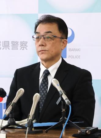 　ネイリスト殺害事件の容疑者逮捕について記者会見する茨城県警の坂井誠刑事部長＝２１日午後、水戸署