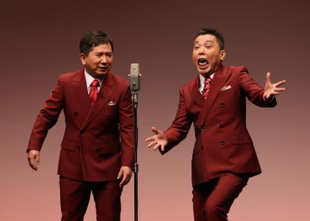 爆笑問題の田中裕二(左)と太田光=東京都内