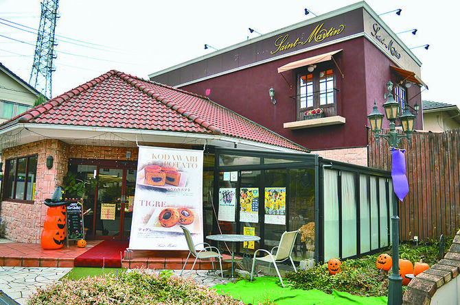 ハロウィーンのオブジェが並ぶ店外観