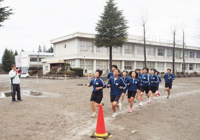 特設駅伝部を指導する桜井教諭(写真左)は、元々は野球部指導者で した。地元の高校で陸上指導法 を吸収するなど、独学で学びました。長野の駅伝強豪校、佐久長聖高 校へ生徒と一緒に、出稽古にも行っています。