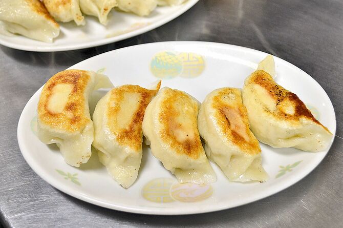 もう一つの名物大きなギョーザの手包みも体験