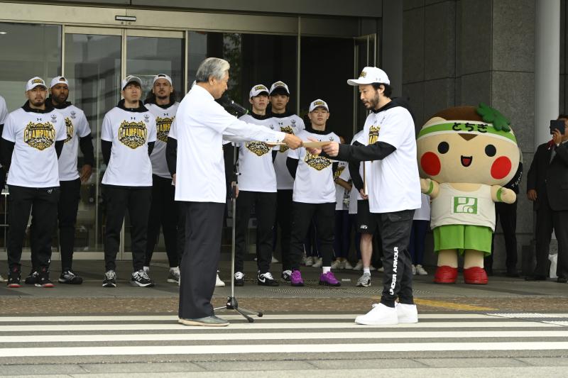 ブレックス、栃木県と宇都宮市が表彰 知事「県民の誇り高めた」 市長