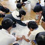 子どもたちと地域住民で「地域安全マップ」を作成　日光・大沢小　登校時の…