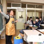 18歳の未来の私へ手紙　栃木・都賀中　講師は漆原さん、手紙の温かさを教…