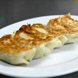 「佐野餃子」なぜ大きい？　佐野らーめんと一緒に愛される「定番」　その誕…
