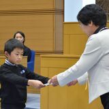 栃木市の魅力発信　子ども観光大使に13人　議場で認定式