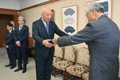 ふるさと納税で県に１００万円寄付