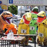 歩行者天国にティラノサウルス出現？　栃木で蚤の市とミツワ庚申祭　大型連休終盤もにぎわい