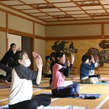 心身鍛え「わたし磨き」　輪王寺で写経、ヨガ体験　日光市がセミナー