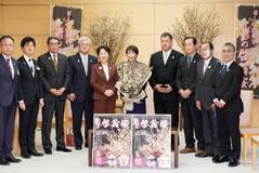 首相、山形の桜に笑顔