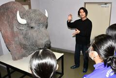 母校に受賞作「生命」寄贈　