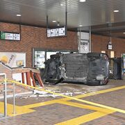 JR那須塩原駅に乗用車突っ込む