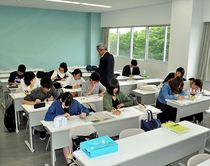 作新大２、３年／記事の書き方など学ぶ