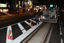 LRT軌道と車道遮るバリケード撤去