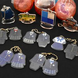 母校愛、ガチャで育んで　栃木の高校制服や校章がキーホルダーに　25日からご当地カプセルトイ限定販売