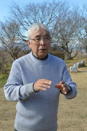 自然や絵本との関わり方について語るいわむらかずおさん＝那珂川町